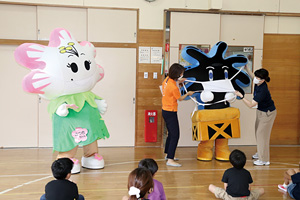 【写真】さつきちゃんとゆうたくんが保育園を訪問した様子