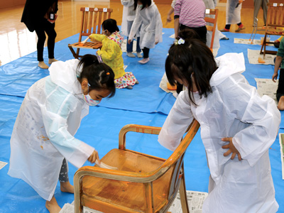 【写真】椅子の塗装イベントの様子