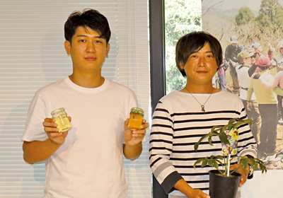 【写真】養蜂家 橋元友哉さん、花卉・花木生産 高橋隼也さん