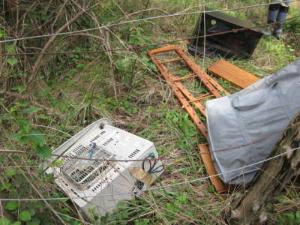 保安林への不法投棄物、石油ファンヒーター、テレビ台など