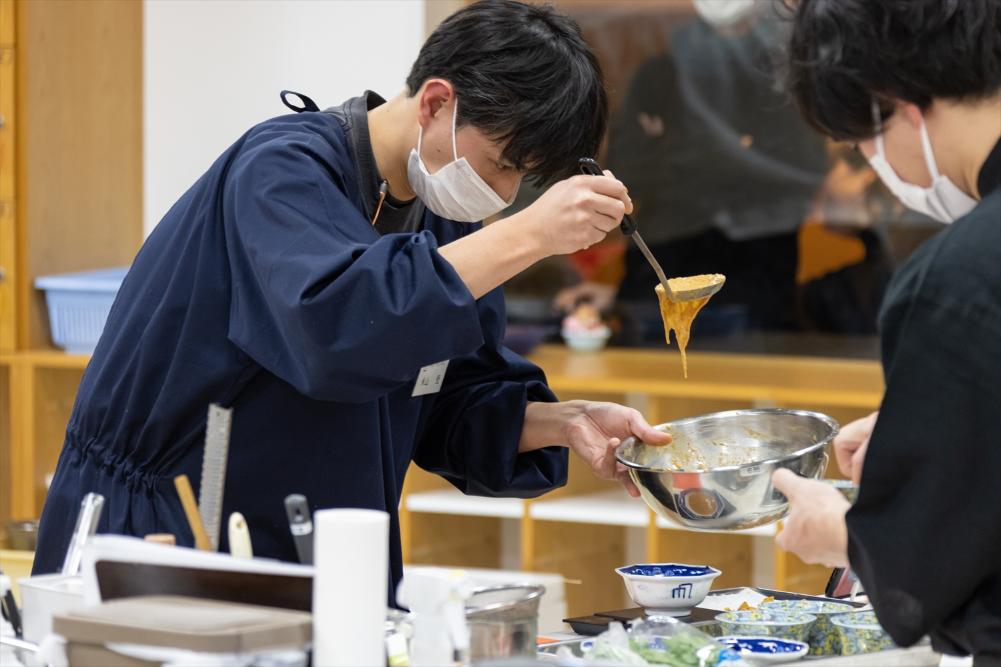 ファイナリストの調理風景（米山　堅 さん）