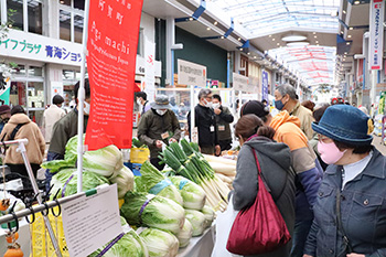 新鮮な野菜が並ぶ朝市