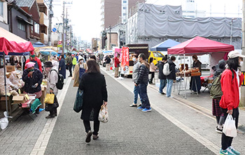 同日開催された本町通5のマルシェにも多くの人が集まりました。