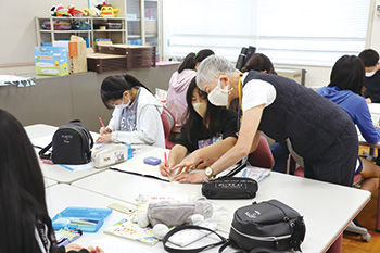 地域のボランティアの皆さんが講師