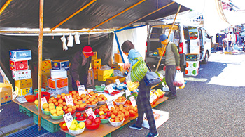 葛塚市場のようす