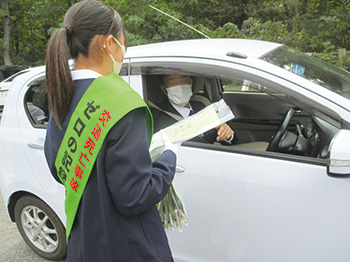 交通安全の街頭啓発をするようす