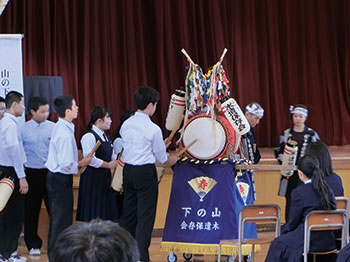 生徒と山の下木遣保存会の共演(山の下中学校)