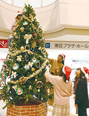 県立大学生がツリーを飾り付け