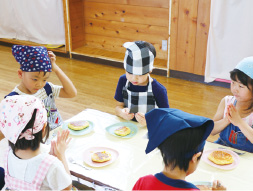 二葉保育園クッキング体験の様子