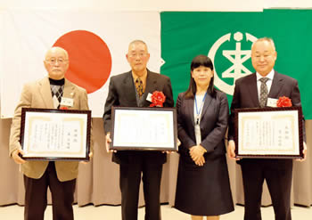 左から南文晴さん、神田征男さん、高橋区長、星政巳さん