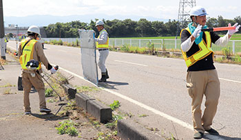 ボランティアで歩道をきれいに 風景