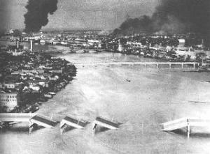 新潟地震により落橋した昭和大橋の写真