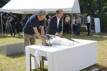 令和6年度平和祈念碑献花式の様子（参加者献花）