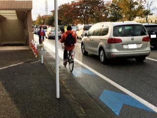 整備した自転車走行空間を走るサポーター