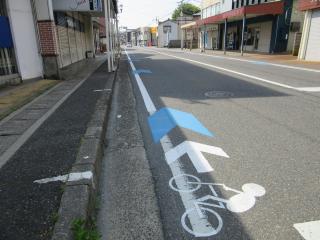 整備した自転車走行空間の矢羽根