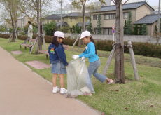 上所小学校－やすらぎ堤清掃中