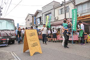 みなみマルシェがにぎわっている写真