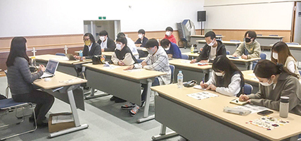 前田地域おこし協力隊の話を聞きながら、ツアーを考えている大学生の写真