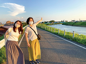 地域の人が中ノ口川をアテンドしている写真