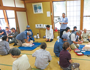 屋内で防災訓練をしている写真