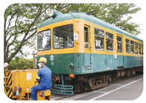 アントンを使ってかぼちゃ電車を動かしている写真