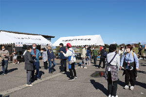 新潟ダルクと地域の人たちがじゃんけん大会をしている写真