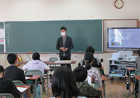 根岸小学校6年生が地域で活躍する人の講話を聴いている写真