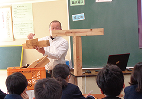 白根中学校1年生が地元で活躍する職業人の講話を聴いている写真