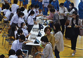 白根北中学校3年生が起業体験学習で商品を販売している写真