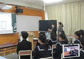 味方中学校3年生がZoomを使ってハワイの中学生と交流している写真