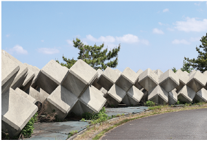 赤渋防災ステーション敷地内、外にある備蓄資材「根固めブロック」が並んでいる写真