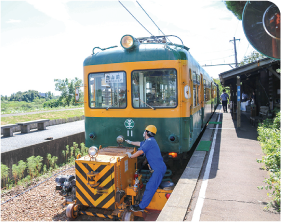 車両移動機「アント」でかぼちゃ電車を動かしている写真