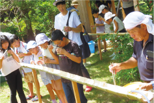 子ども食堂で流しそうめんをする写真