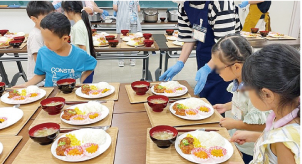 大通子ども食堂「もぐ」で食事の準備をしている子どもたちの写真