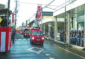 消防団西蒲方面隊消防出初式　消防車両行進の様子