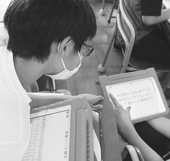 写真　小学校でのタブレット端末を活用した学習の様子