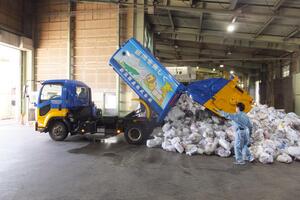 プラスチックの分別作業現場