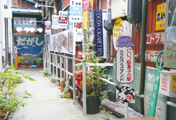 大人も子供も楽しめる昭和レトロな駄菓子屋