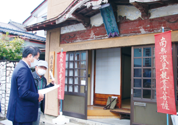 浅草観音堂は、かつては庭木や池のある大きな寺だった