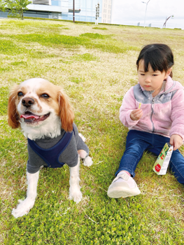 長女の結珠羽（ゆずは）ちゃんと愛犬のフィル君