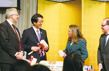 新潟の地酒を使った鏡開きで各国大臣らと言葉を交わす中原市長