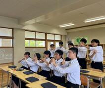 交流会の最後に記念撮影でポーズをとる中学生